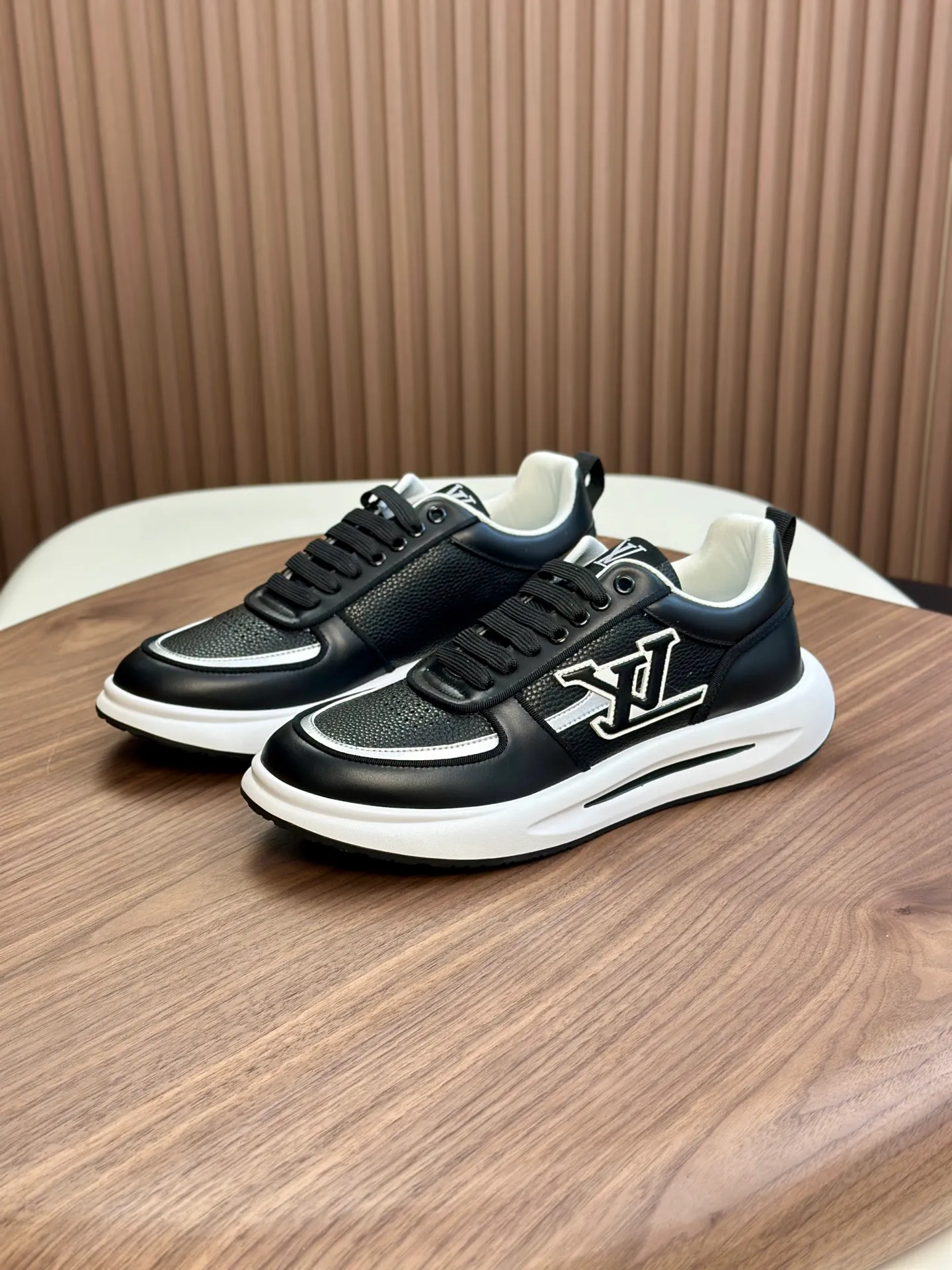 Men's shoes💰780 Lv 🔍Top purchasing agent🇮🇹 Louis Vuitton, the sports sneaker counter is synchronized, the uppers are imported from Italy, high-quality splicing colorful and complex crafts, the imported mesh padding is soft and comfortable, soles: original soles specially provided by the original factory, T men's men's shoes 💰U exclusive movable molded soles are super comfortable, original factory and single goods, 🔍🔍high quality, you can enter and leave the counter at will, welcome to compare, code number 38-44 (customized 45)